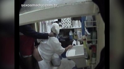 Motoboy ima seks sa spremačicom u restoranu između porođaja