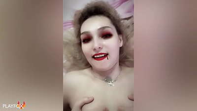 Ivan Helsing žestoko jebe seksi vampiricu i dolazi na njeno dupe