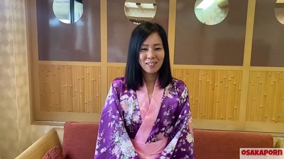 41-godišnja Japanka vara muža, a momci imaju seks za novac. Azijska kučka voli seks sa crnim dlakavim macama, tetovaže i pušenje. masturbira stojeći psić IFOM OSAKAPORN