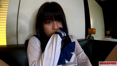 18-godišnja japanska djevojka s malim sisama šprica i orgazma s jebanjem prstiju i seks igračkom. Azijska djevojka u školskom kosplej kostimu puši u amaterskom videu. Mao 7 OSAKAPORN.