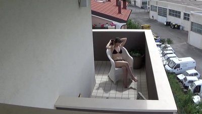 Špijuniranje mog mladog cimera kako masturbira na balkonu
